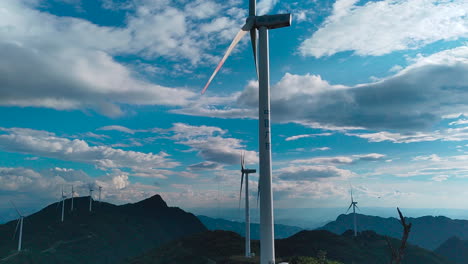 山頂上有一些風力發電機