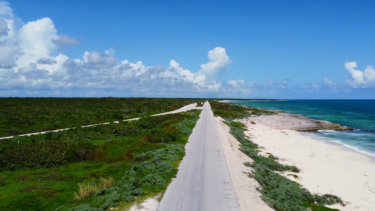 화창한 여름날 멕시코 코주멜의 긴 해안선 도로의 공중 풍경