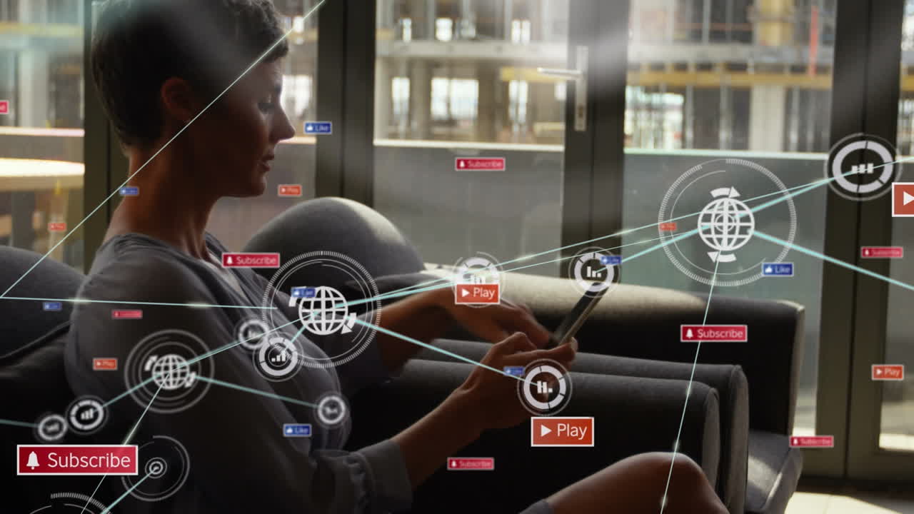 animación de la red de conexiones con iconos de los medios sobre la mujer caucásica que usa un teléfono inteligente