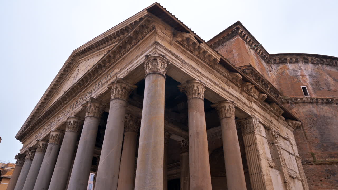 Vista laterale del Pantheon in pieno giorno a Roma, Italia
