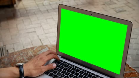 hombre usando computadora portátil en un café al aire libre 4k