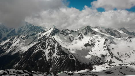 Flug-Durch-Bergwolken-über-Wunderschöne-Schneebedeckte-Gipfel-Von-Bergen-Und-Gletschern.