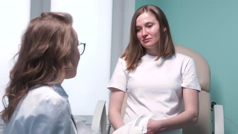 gynecologist informs to her pregnant pacient of the results of the ultrasound 1