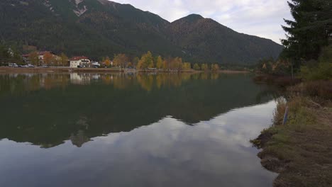 fotografía reveladora de wildsee, un lago en seefeld en el tirol en los alpes austriacos en otoño