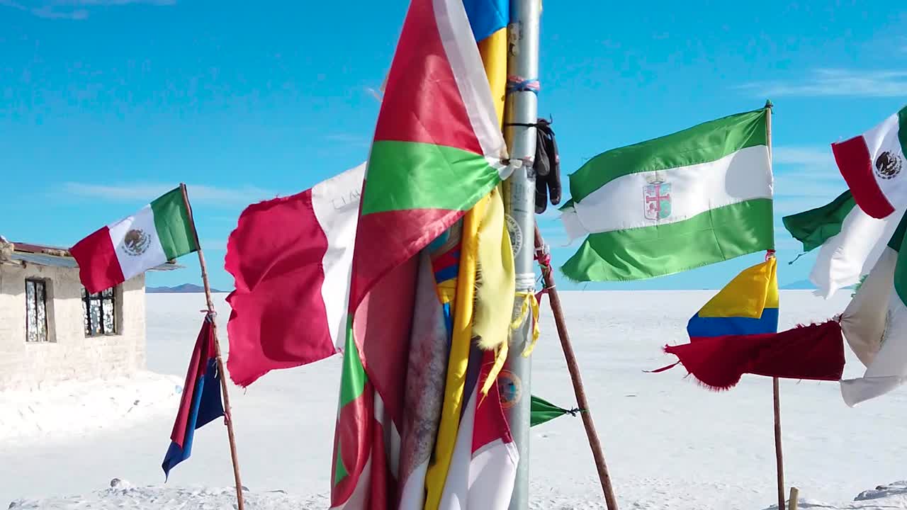 깨끗한 배경, 살라르와 함께 바람과 함께 춤추는 다채로운 깃발