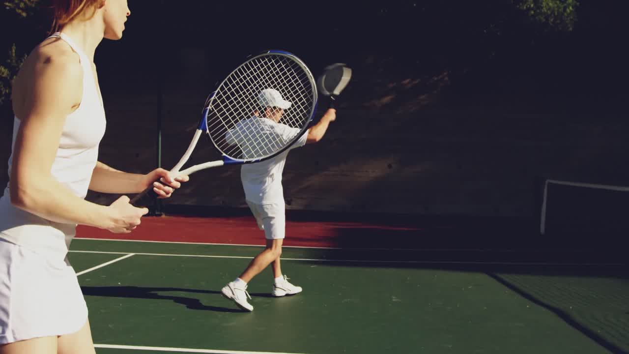 ⁇ 은 날 테니스를 하는 여자 와 남자