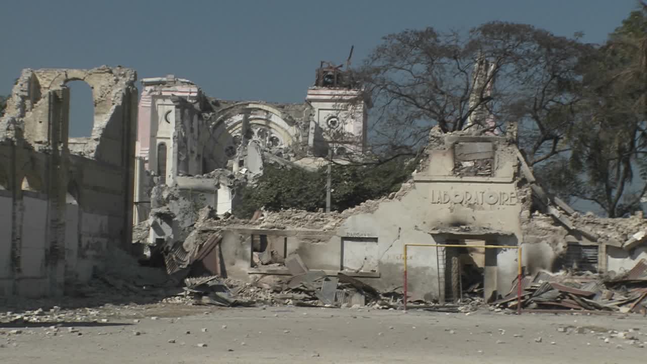 edificios derrumbados tras el terremoto de haití