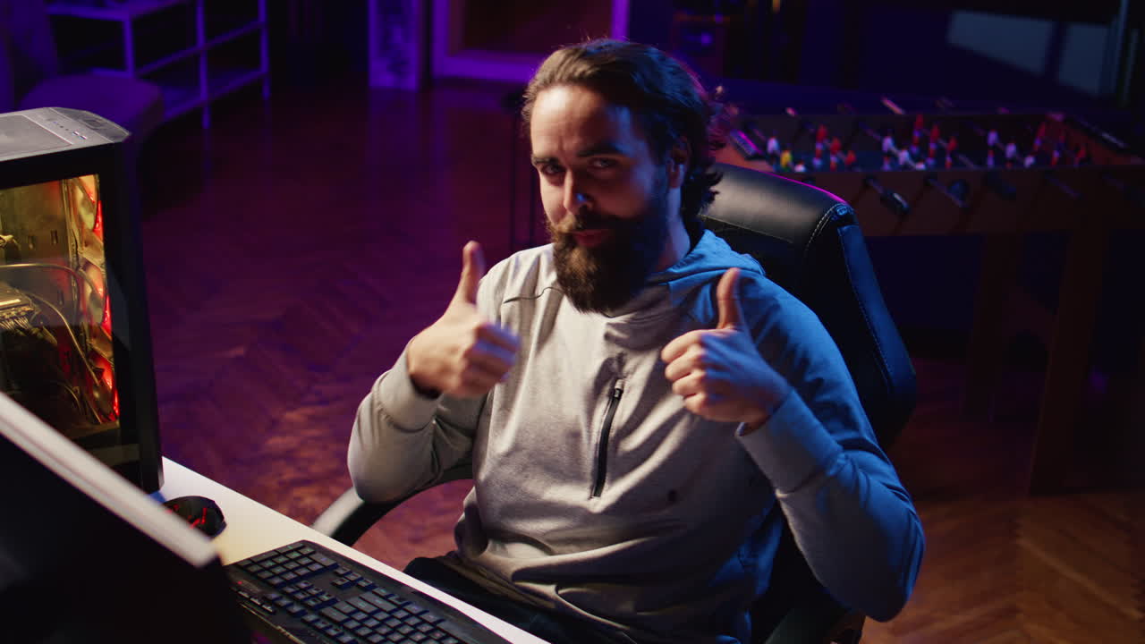 hombre saludando a los espectadores antes de jugar torneos de videojuegos en línea durante la transmisión