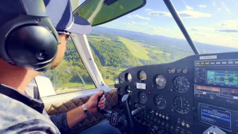 pilota privado se acerca a la pista con turbulencia a bordo del piper cherokee 180
