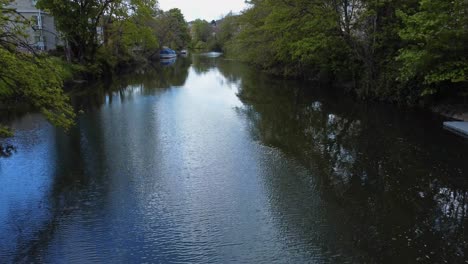 Luftaufnahme-Des-Flusses-Avon-Im-Zentrum-Von-Bath,-Somerset