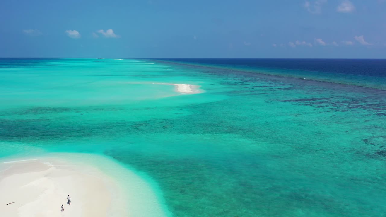 Paratiisisaari ja kaunis koralliriutta Malediivien saaristossa, Chagos-Laccadive Ridge. Kesäinen ilmakuva