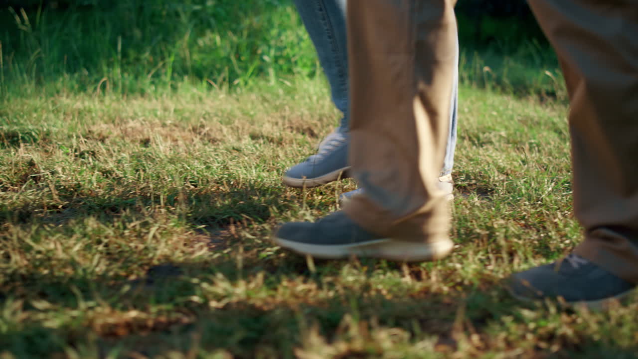 두 농부의 다리가 함께 정원을  ⁇ 고 농학자들은 나무 과수원을  ⁇ 고 있습니다.