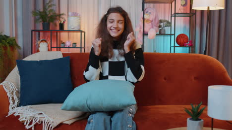 chica feliz sorprendida, conmocionada por la repentina victoria, buenas noticias de victoria, celebrando, reacción wow