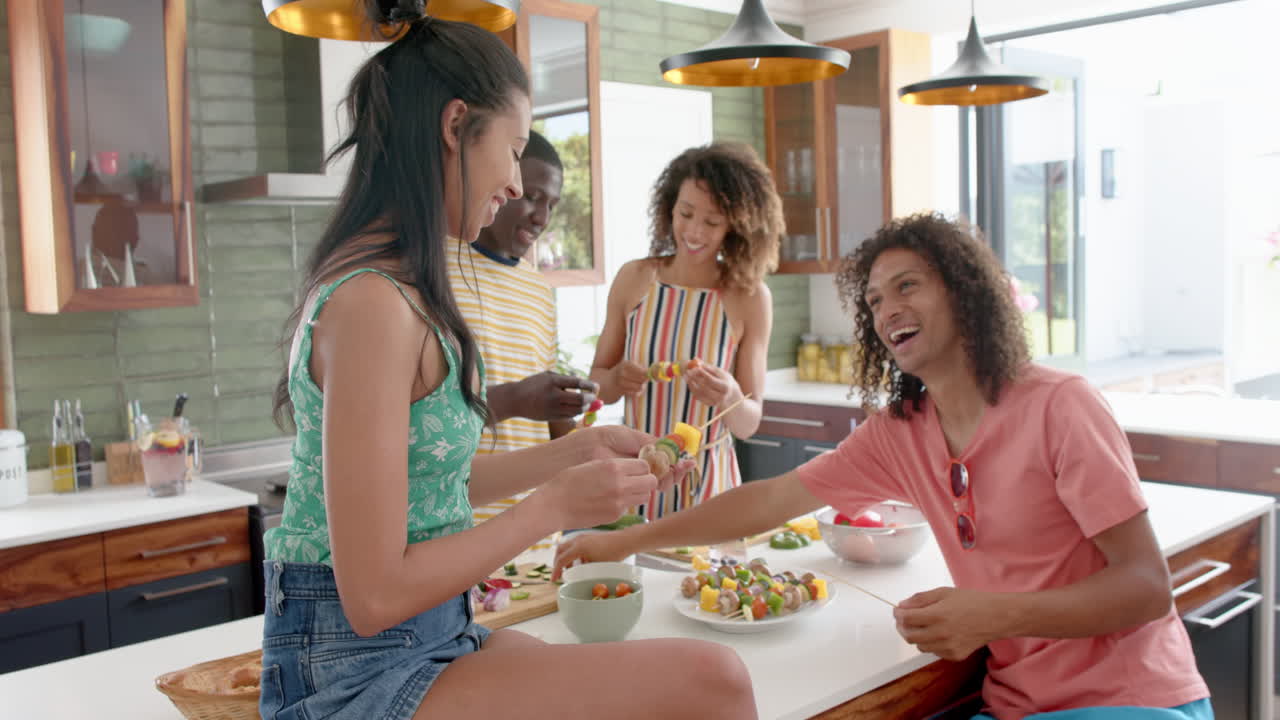 Amigos diversos disfrutan de una comida juntos en casa