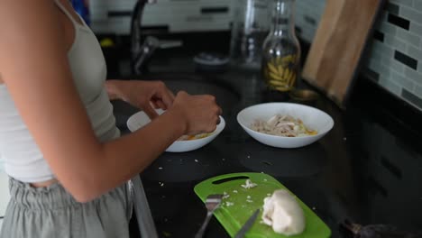 mujer preparando ensalada de pollo