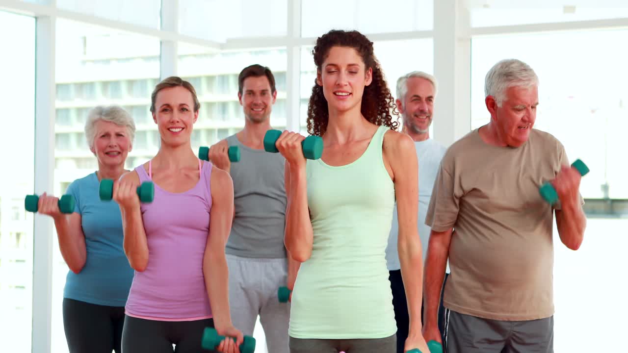 피트니스 그룹 손 무게를 들어 올리는 것