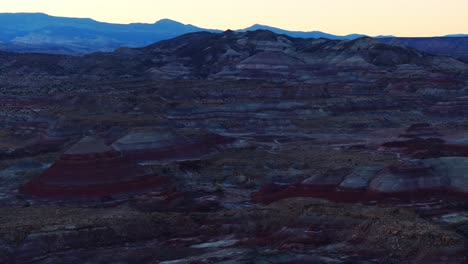 Mesa-Aérea-Colorida-De-Colinas-De-Bentonita-En-Hankesville-Durante-El-Crepúsculo