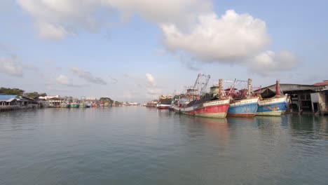 aéreo: vuelo de baja altitud hacia barcos de pescadores amarrados y transbordadores en el puerto tailandés en tailandia