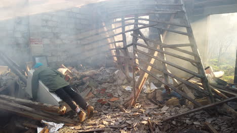 imágenes de una explosión durante un entrenamiento de rescate de bomberos