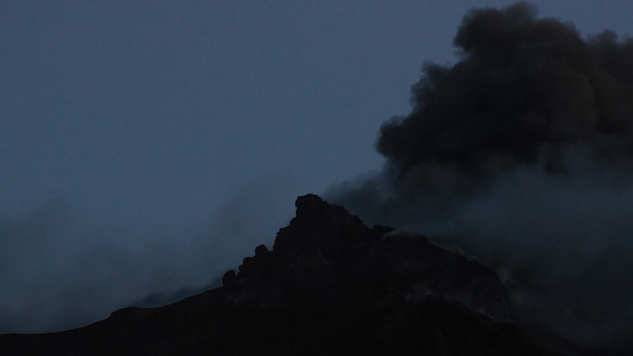 Vulcão Stromboli em vídeos em 4K 45
