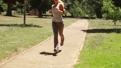 Una-Mujer-Corre-Por-Un-Sendero-Pasando-Por-La-Cámara.