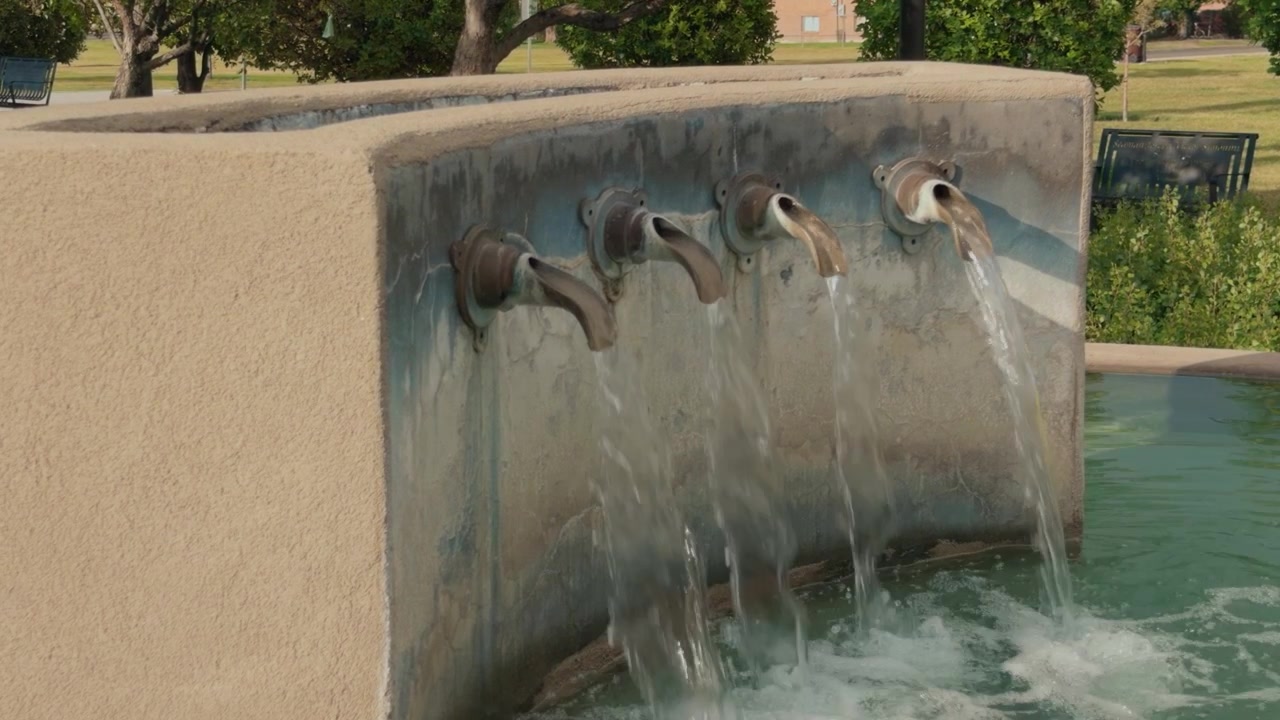 Ripresa statica al rallentatore dell'acqua che scorre dagli zampilli di una fontana decorativa