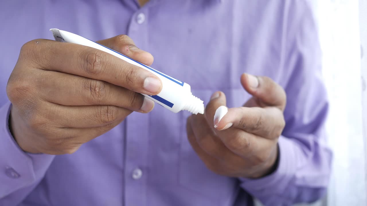 aplicación de crema o loción en las manos