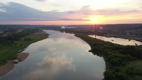 Nemunas-Fluss-Mit-Himmelsreflexion-Im-Wasser