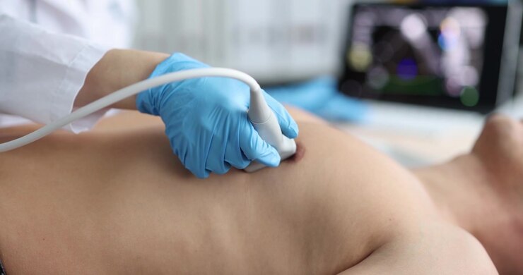 Dottoressa esegue ecografia cardiaca diagnostica su un paziente