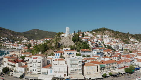 Vista-Superior-Del-Puerto-Marítimo-De-La-Isla-De-Poros-En-El-Mar-Egeo,-Grecia---Toma-Aérea