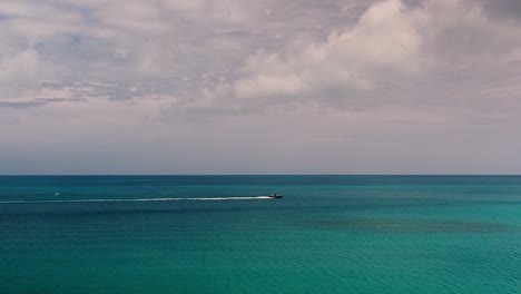 Ein-Wunderschöner-Ruhiger-Tag-Zum-Bootfahren-Auf-Dem-Blauen-Wasser