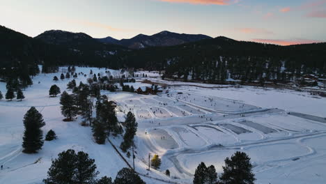 Mediados-De-Invierno-Colorado-Puesta-De-Sol-Hora-Dorada-Lago-Siempreverde-Bajo-Luces-Jugando-Hockey-En-Varias-Pistas-Círculo-Cinematográfico