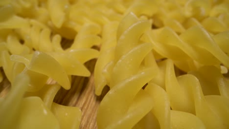 primer plano de la pasta en espiral sin cocer
