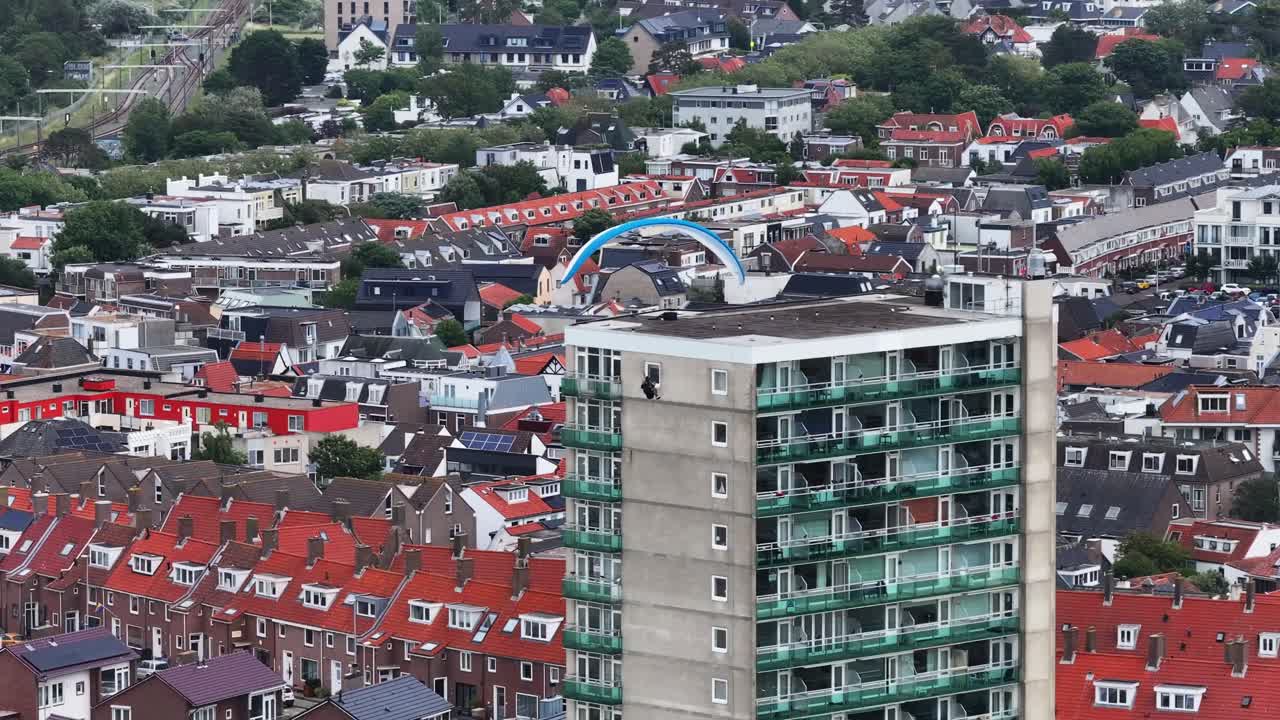 파라글라이딩 을 하는 네덜란드 도시 의 공중 풍경