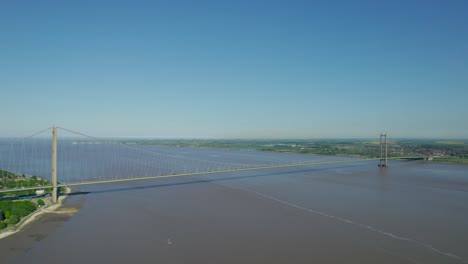 Toma-Aérea-De-Gran-Angular-Que-Muestra-Las-Dos-Torres-Del-Puente-Colgante-Humber-Que-Cruza-El-Río---Filmación-Suave-Profesional