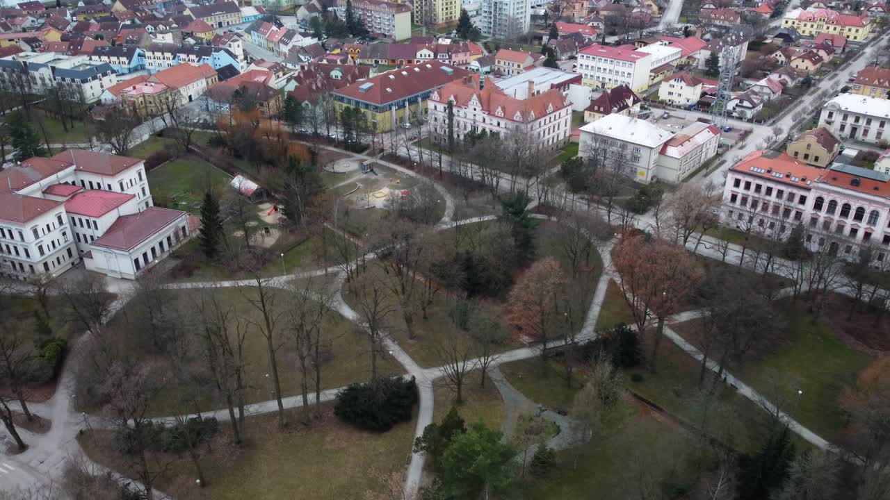 un parque con un patio de recreo para niños en una pequeña ciudad