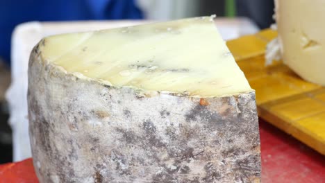 cortando un bloque de queso