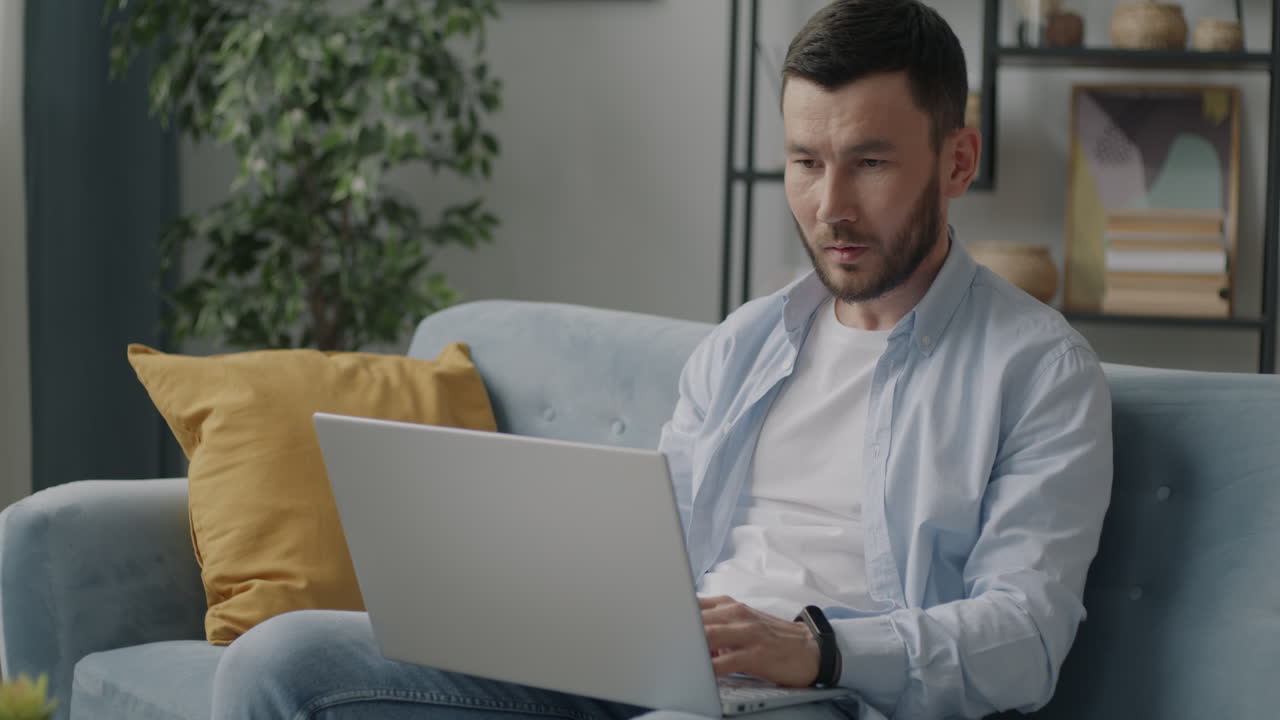 hombre trabajando en una computadora portátil en casa