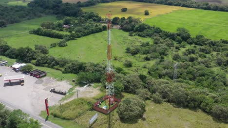 toma aérea con un dron haciendo un punto de interés sobre una antena de teléfono móvil