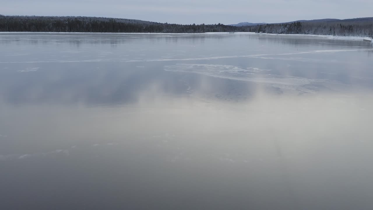 얼어붙은 호수 표면 공중에서 반사 얼음