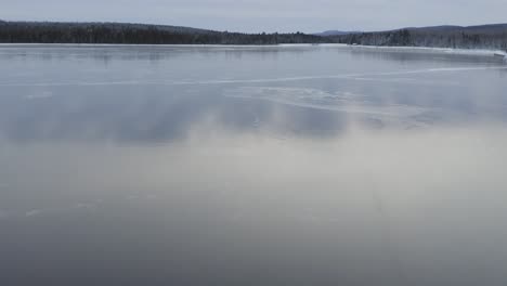 gelo reflexivo através da superfície congelada do lago aéreo