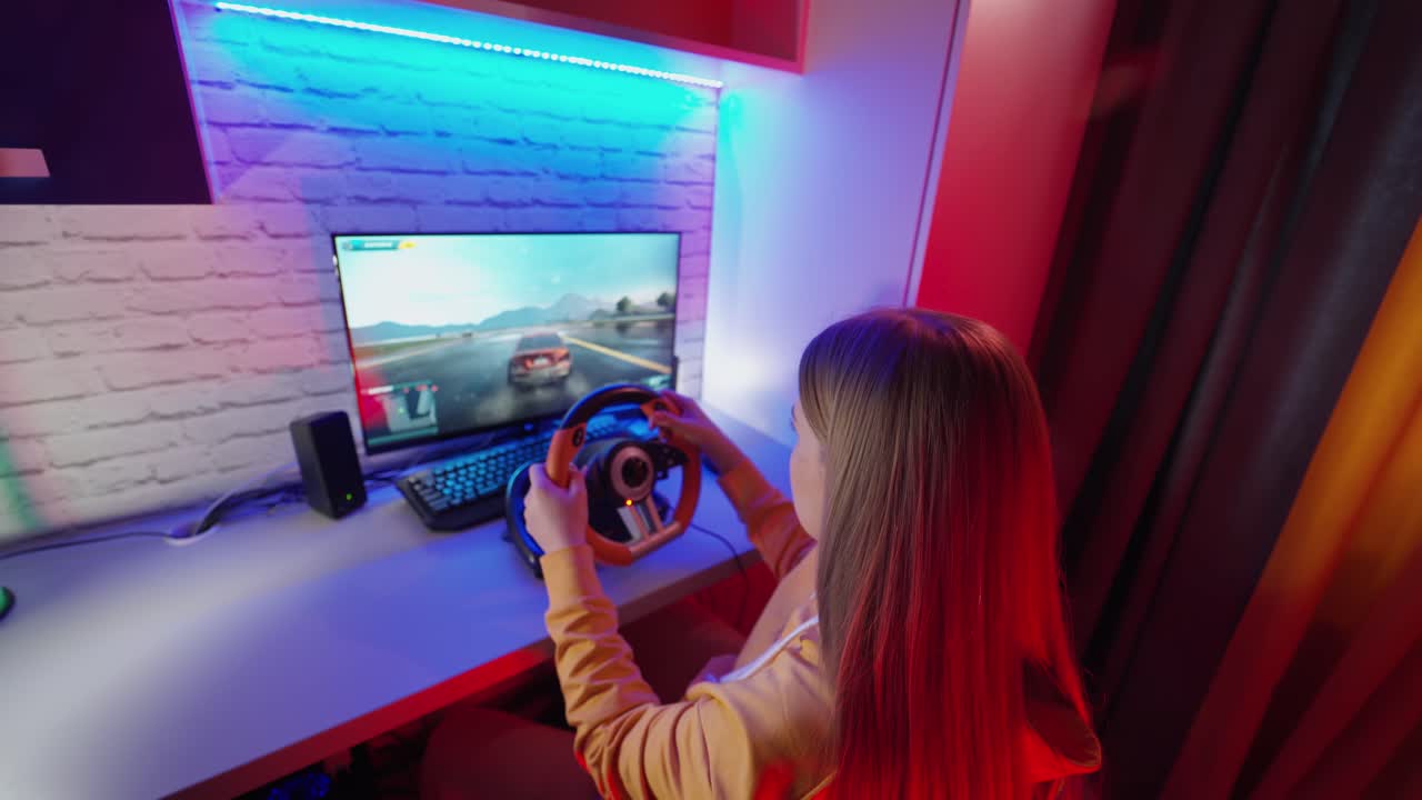 Donna al simulatore di guida. Giovane ragazza che gioca a un videogioco di corse