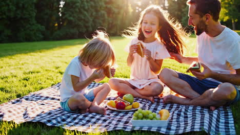 feliz picnic familiar en el parque
