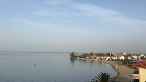 Erkunden-Sie-Den-Strand-Von-Gerakini-In-Yerakini,-Chalkidiki,-Griechenland,-In-Hochauflösendem-4K,-Gefilmt-An-Einem-Sonnigen-Tag