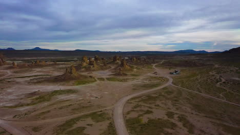 Imágenes-Aéreas-De-Drones-Volando-Hacia-Los-Pináculos-De-Trona,-Campistas-Vistos-Al-Fondo