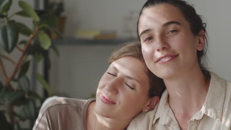 retrato de una pareja amorosa sonriendo a la cámara