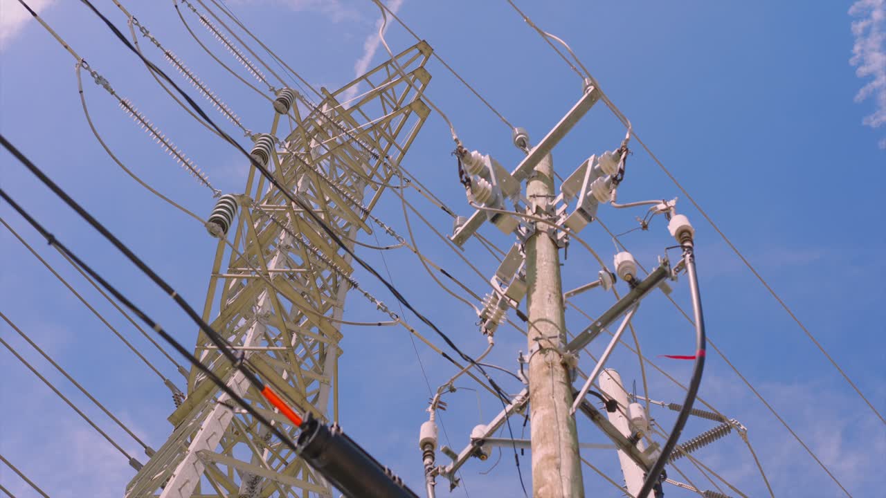 전력 라인을 올려다보는 낮은 각도 시각