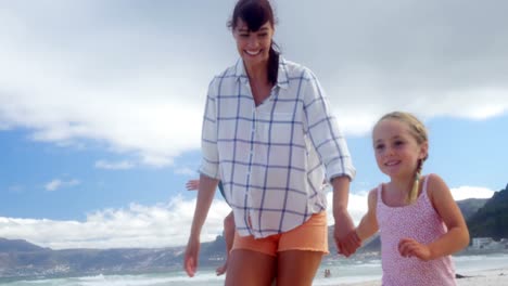 Glückliche-Familie,-Die-Am-Strand-Läuft