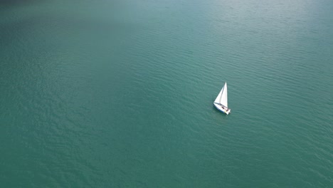 Yate-De-Vacaciones-De-Ocio-Navegando-En-Barco-Como-Parte-De-La-Gira-Del-Lago-Suiza