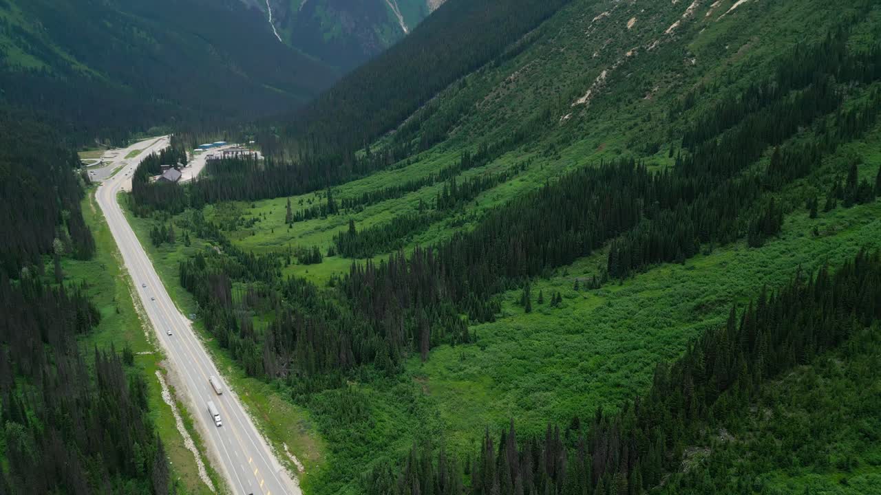 autopista a través de una gran cordillera con bosques por todas partes